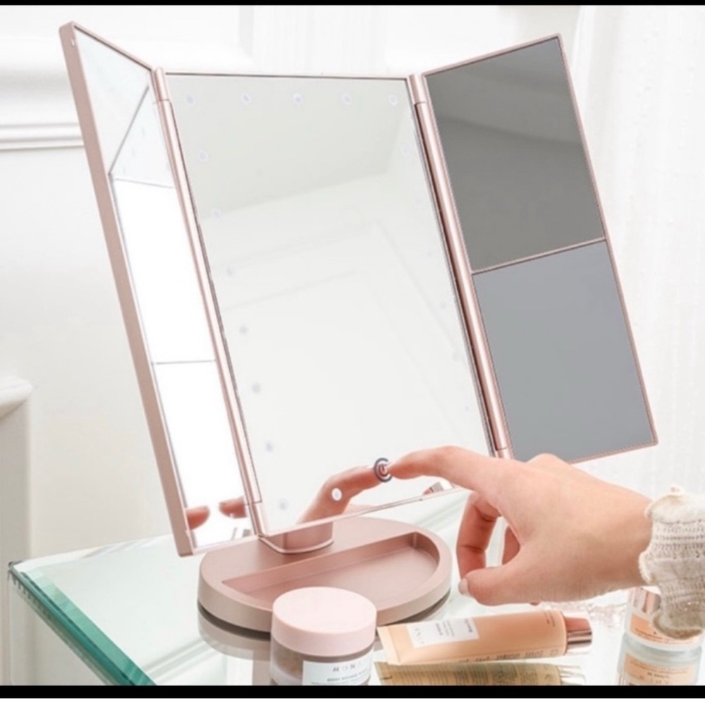 Monat LED Tri-Fold Mirror Magic